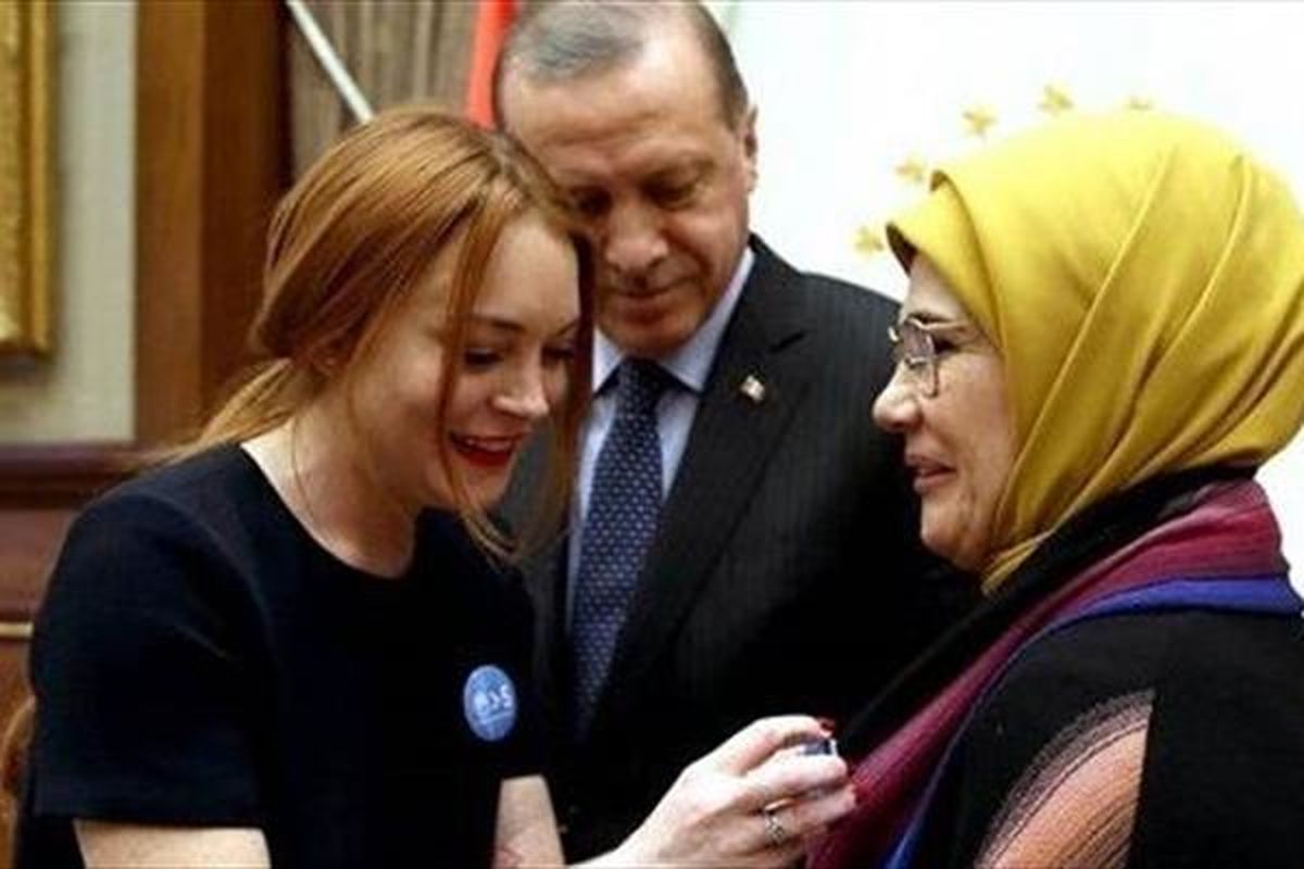 نگاه عجیب همسر اردوغان هنگام دست دادن وی با خانم بازیگر