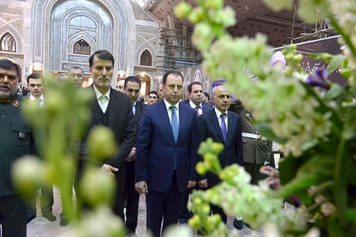 وزیر دفاع ارمنستان به آرمان‌های امام خمینی(س) ادای احترام کرد