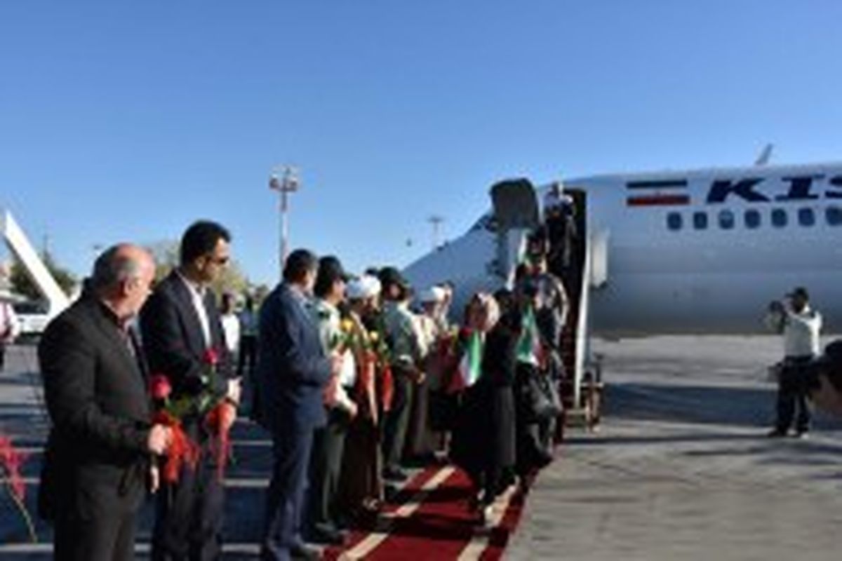 استقبال از مسافران اولین پرواز ورودی به کیش در یوم الله ۱۲ بهمن