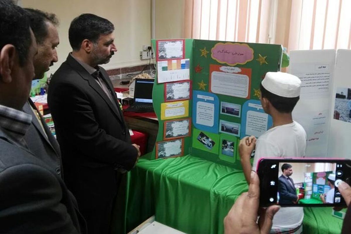 افتتاح نمایشگاه دست سازه های علمی دانش آموزان دبستان پسرانه شاهد ناحیه یک