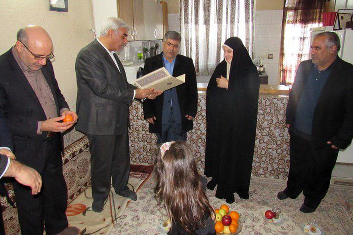 معاون وزیر کشور با خانواده شهید مدافع حرم قاضی خانی در قرچک دیدار کرد