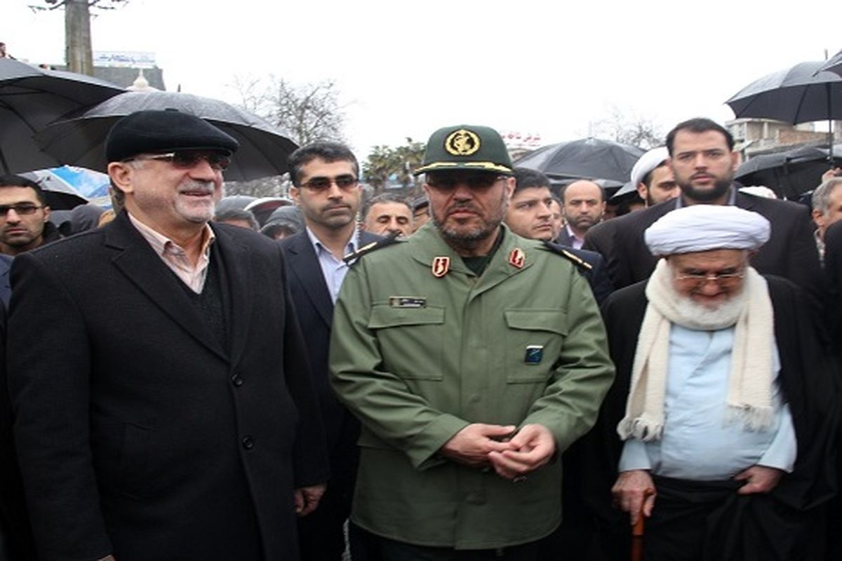 حضور وزیر دفاع و پشتیبانی نیروهای مسلح ،نماینده ولی فقیه در گیلان و استاندار در راهپیمایی