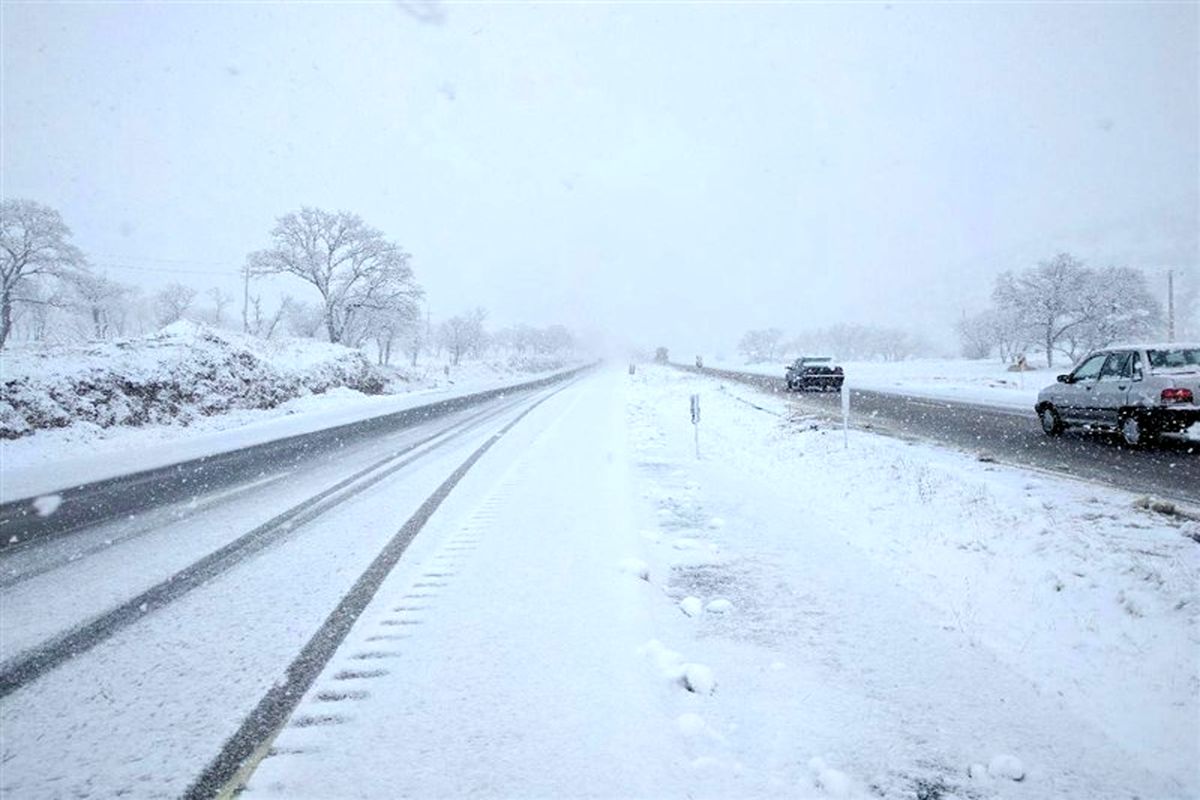 برف راه ارتباطی ۵۰۰ روستا را مختل کرد