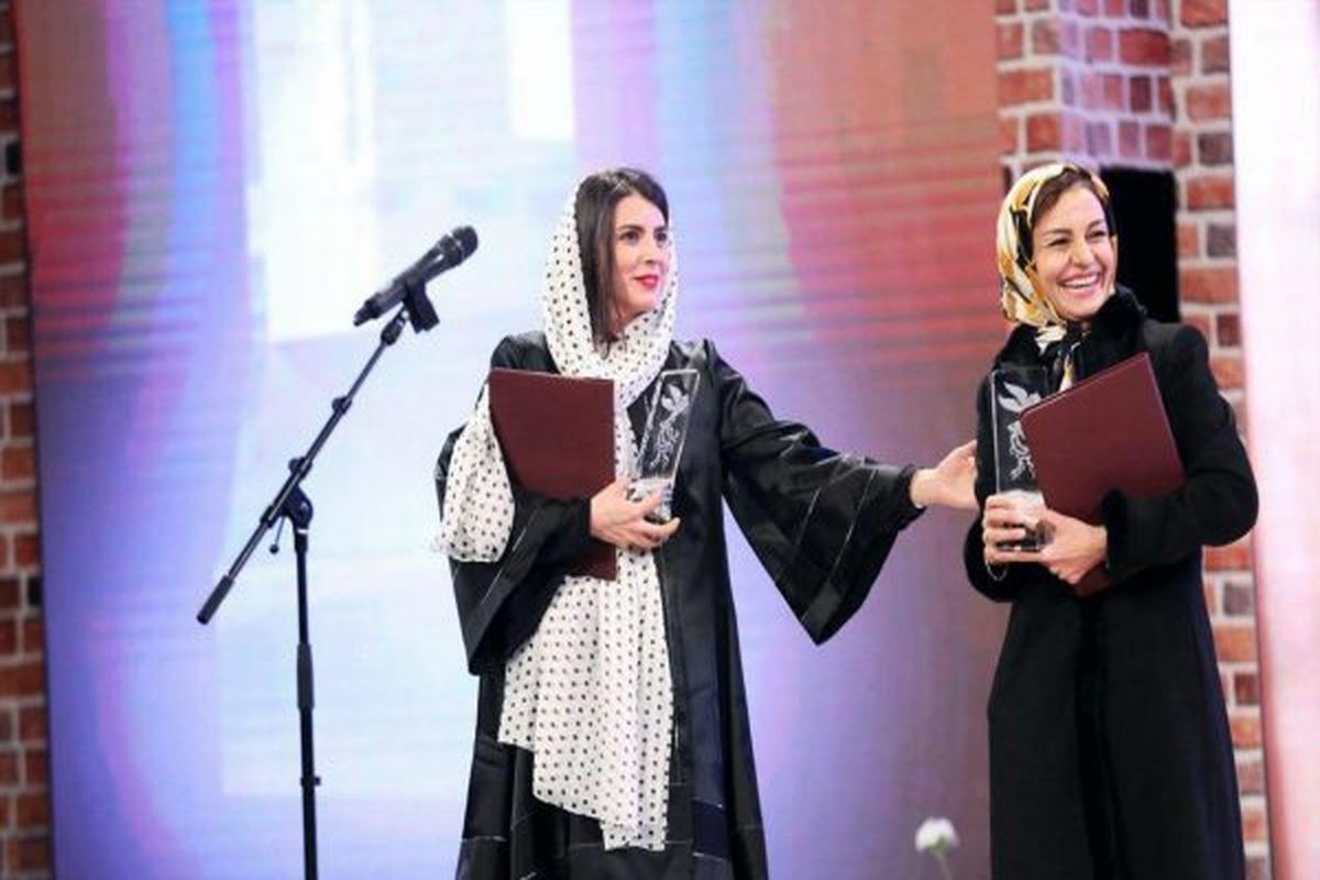 شال خانم بازیگر ایرانی در مقابل دوربین ها از سرش افتاد+ببینید