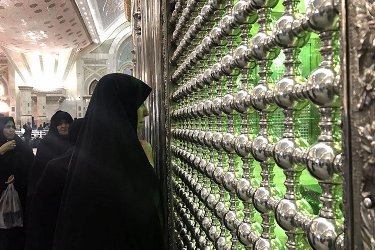 فاطمه هاشمی بر مزار پدر/ببینید