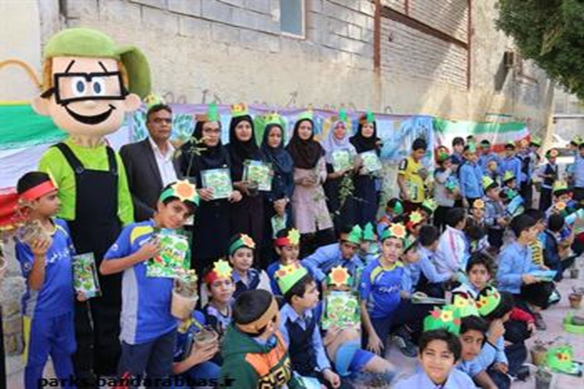 اجرای طرح همیارفضای سبز بمناسبت روز هوای پاک در مدرسه شهید فرخی نژاد