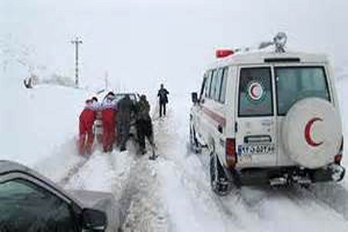 امداد رسانی به ۲ بیمار گرفتار در برف