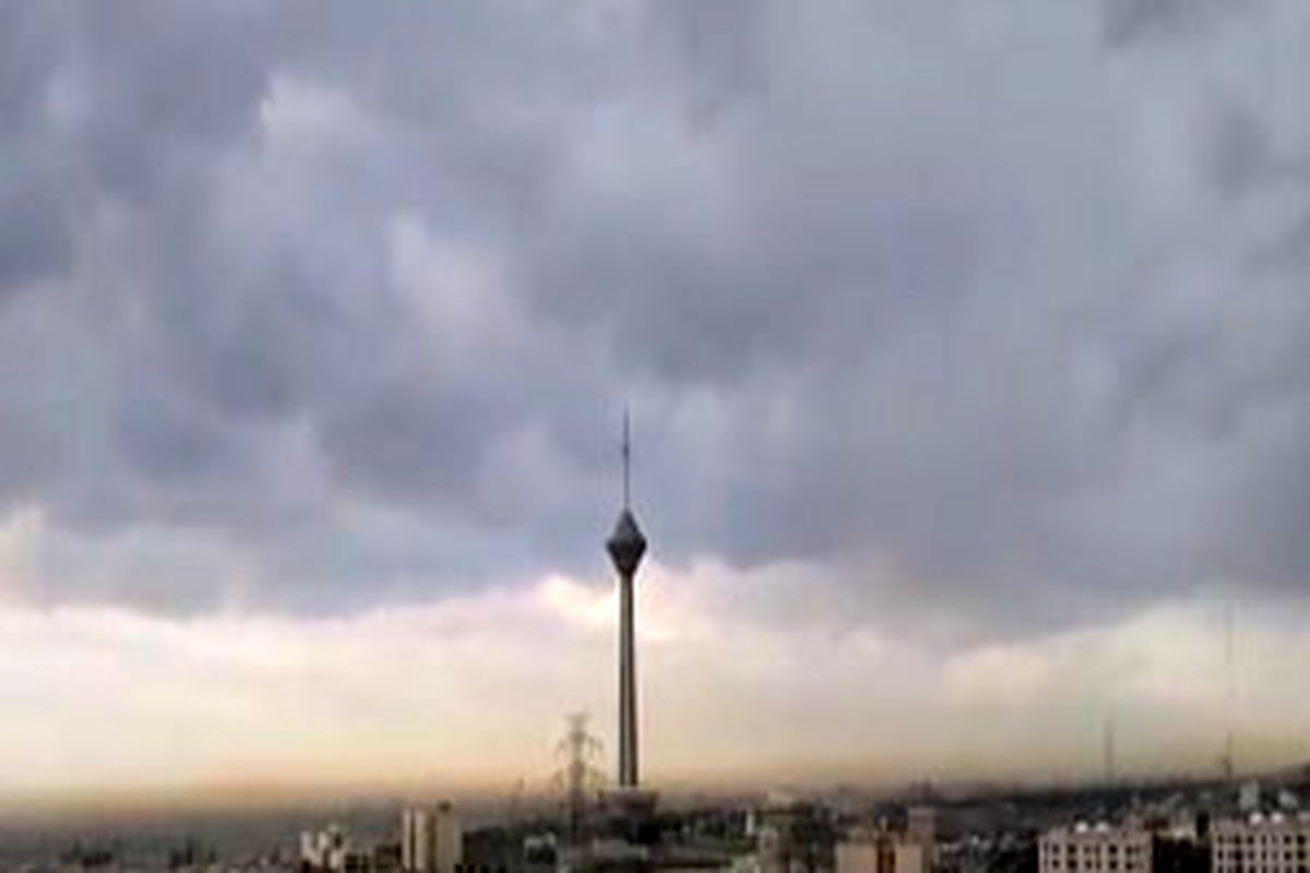 آسمان تهران غبارآلود و ابری است