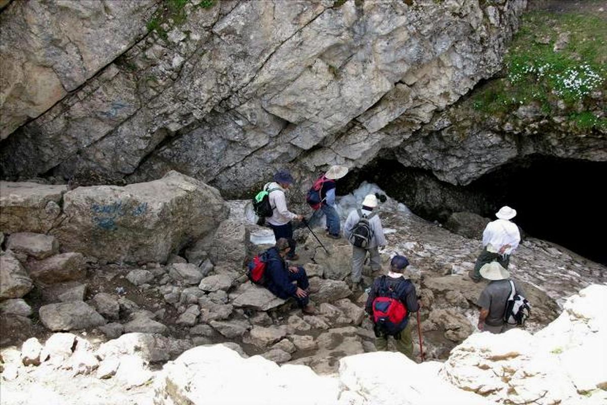 صعود کوهنوردان ری به قله درفک در گیلان