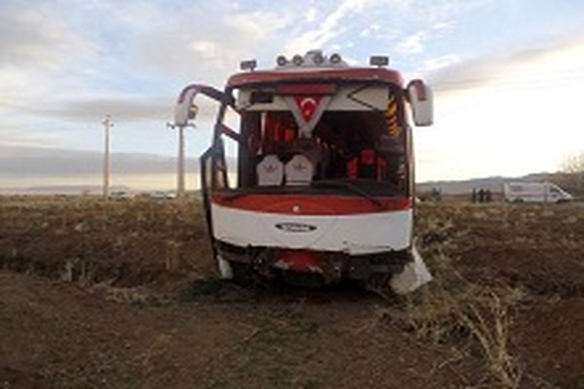 واژگونی اتوبوس در اتوبان کرج - قزوین