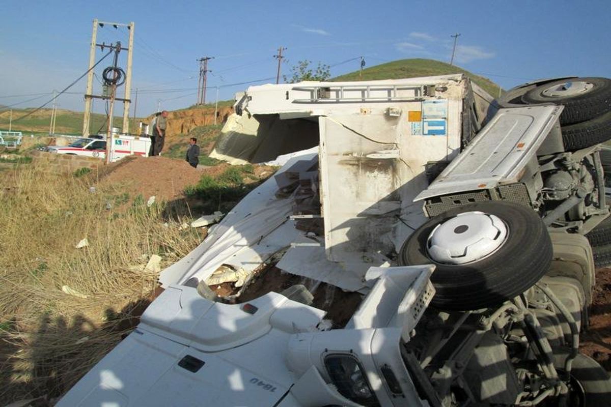تخطی از سرعت مطمئنه، راننده کامیون را به کام مرگ برد