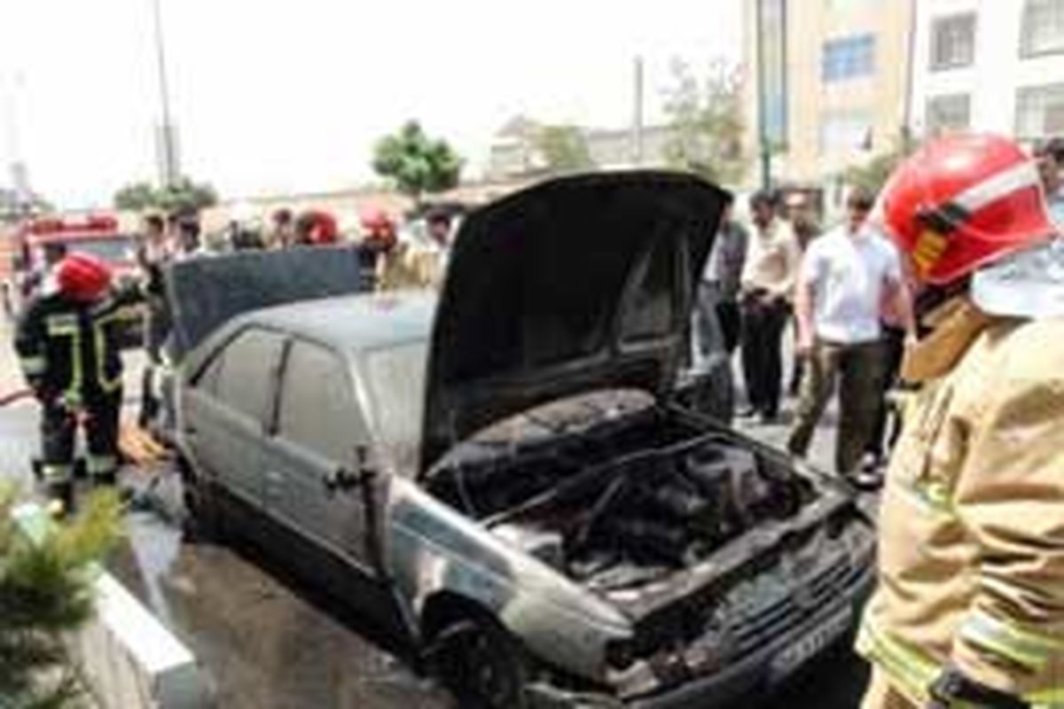 خودروی سوزوکی در اتوبان قزوین- رشت آتش گرفت