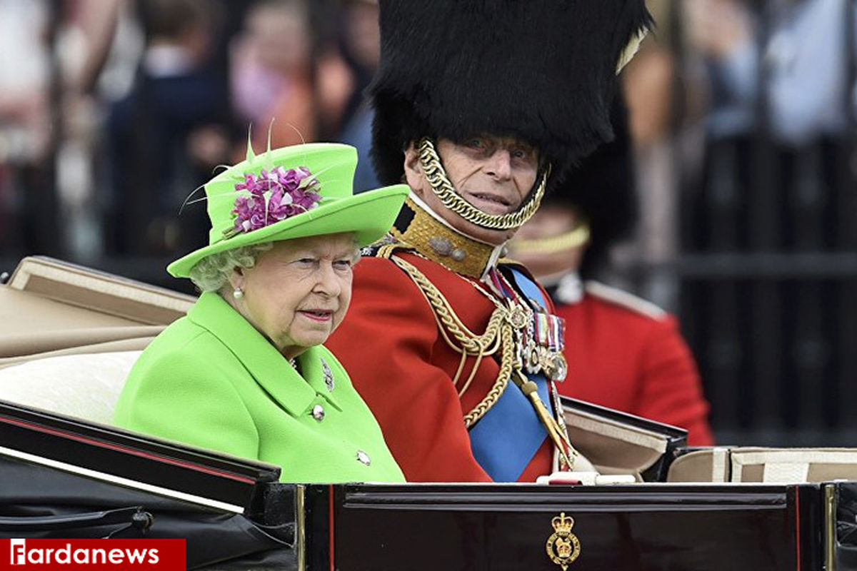 لباس سبز رنگ ملکه انگلیس کار دستش داد!/ ببینید