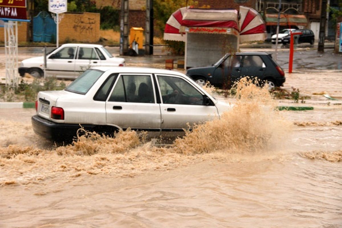 بارش باران موجب آبگرفتگی معابر ارومیه شد