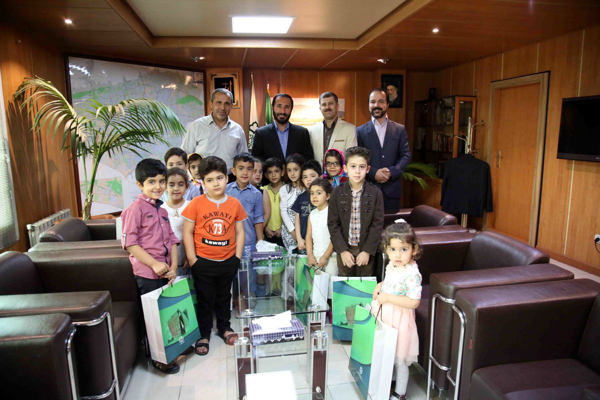 حضور کودکان در دفتر کار شهردار منطقه غرب تهران