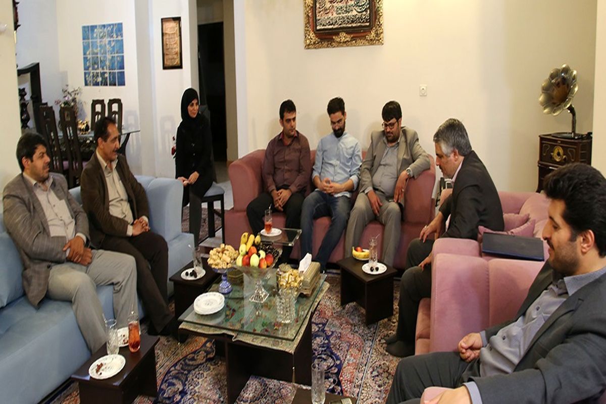 دیدار مدیرکل فرهنگ و ارشاد اسلامی با خانواده شهید هنرمند در البرز