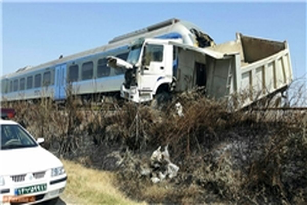 برخور کامیون با قطار در مازندران