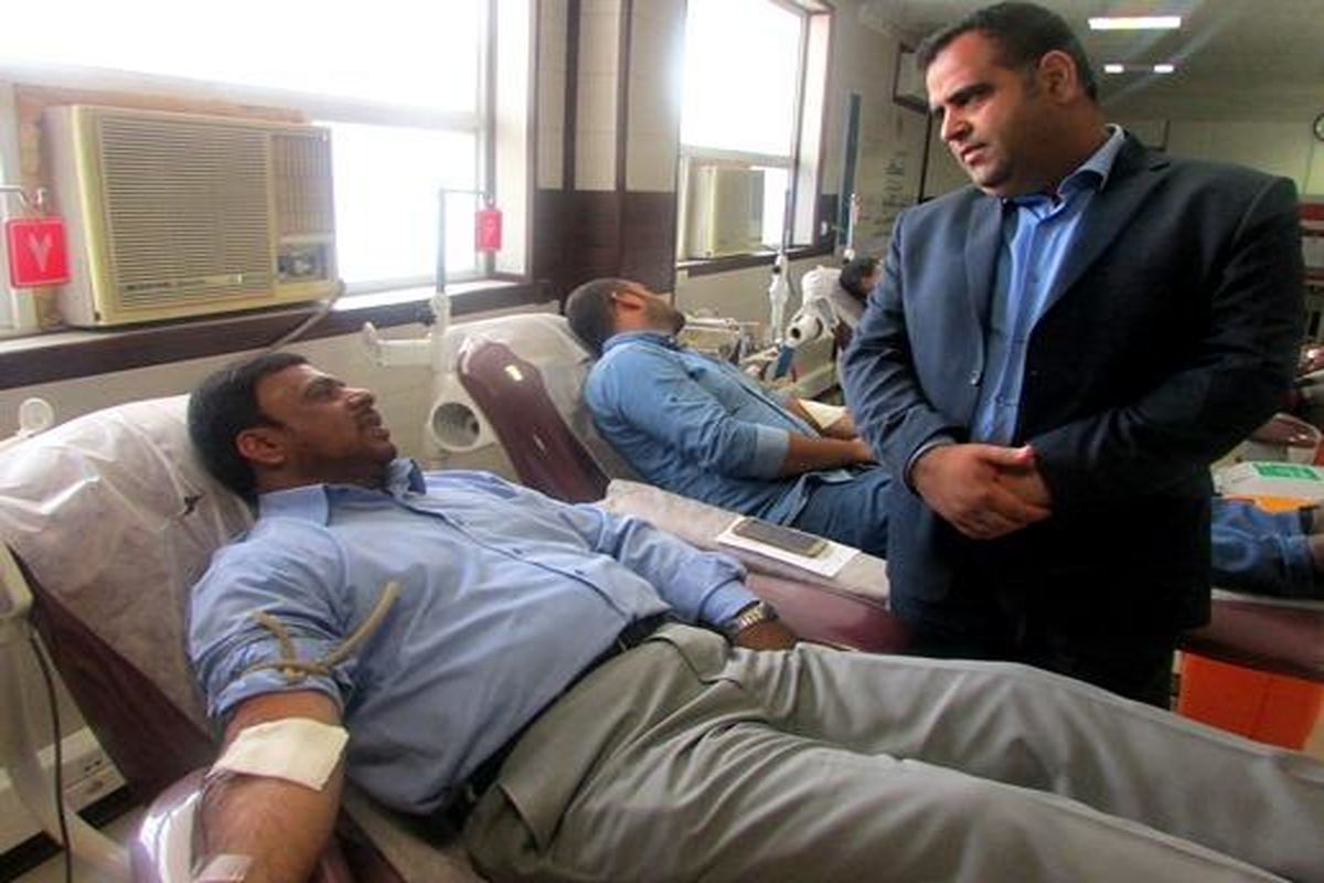 فرماندار بندرعباس ضمن بازدید از اداره کل انتقال خون هرمزگان خون اهدا کرد
