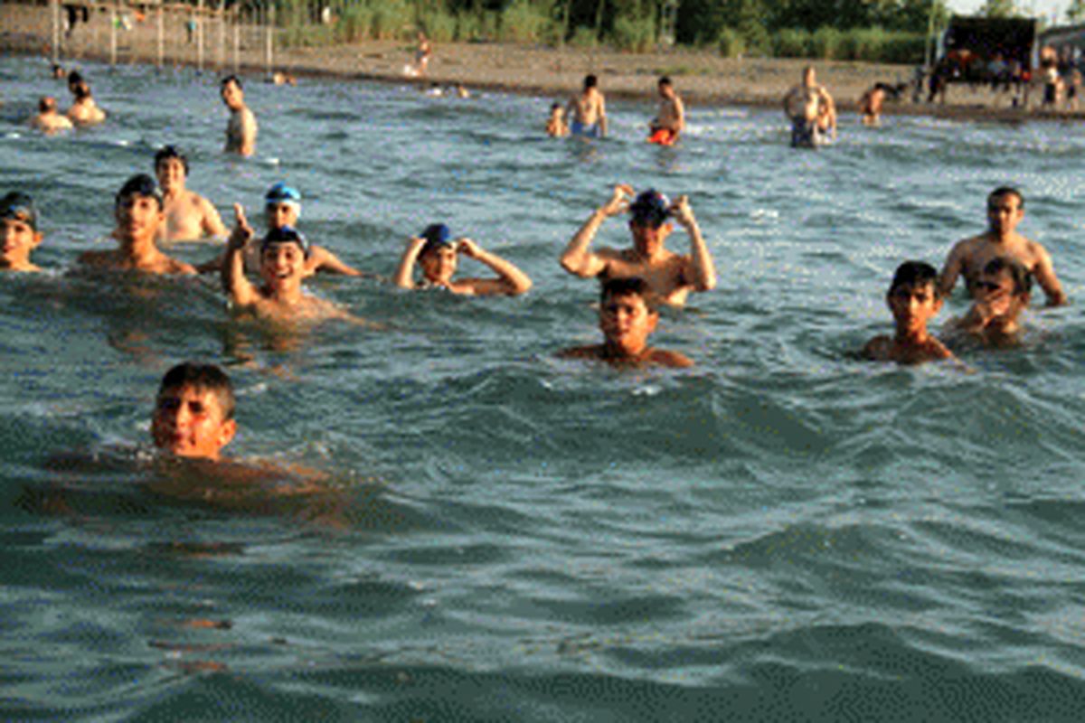 برگزاری مسابقه شنای آبهای آزاد بمناسبت روز دریای خزردر آستانه اشرفیه