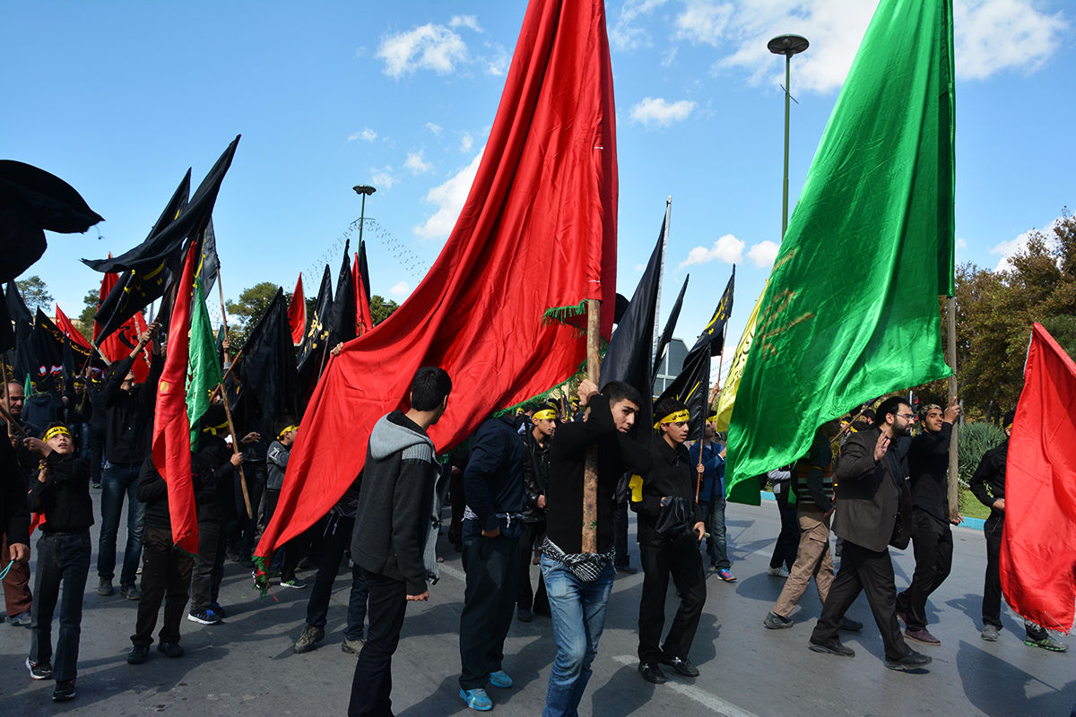 مداحی عربی فارسی از زبان خادمان مواکب حسینی در اربعین