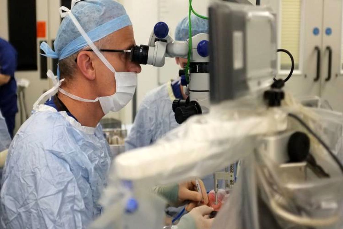 اولین جراحی چشم با کمک ربات در انگلیس انجام شد