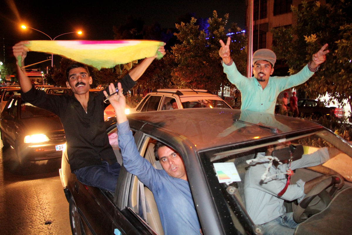 شادی تماشاگران پس از پیروزی تیم قشقایی
