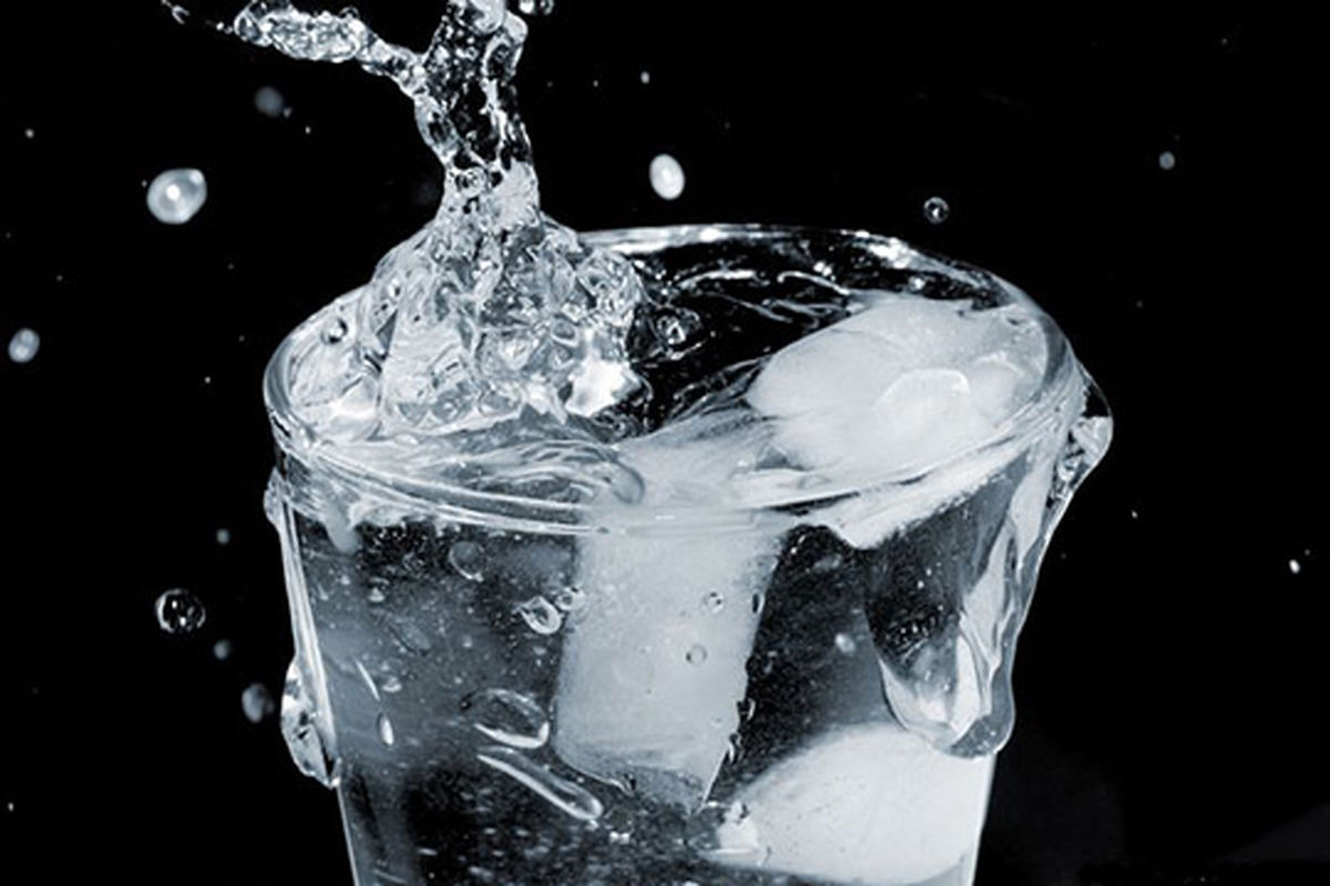 نوشیدن آب یخ چه بلایی سر شما می‌آورد؟