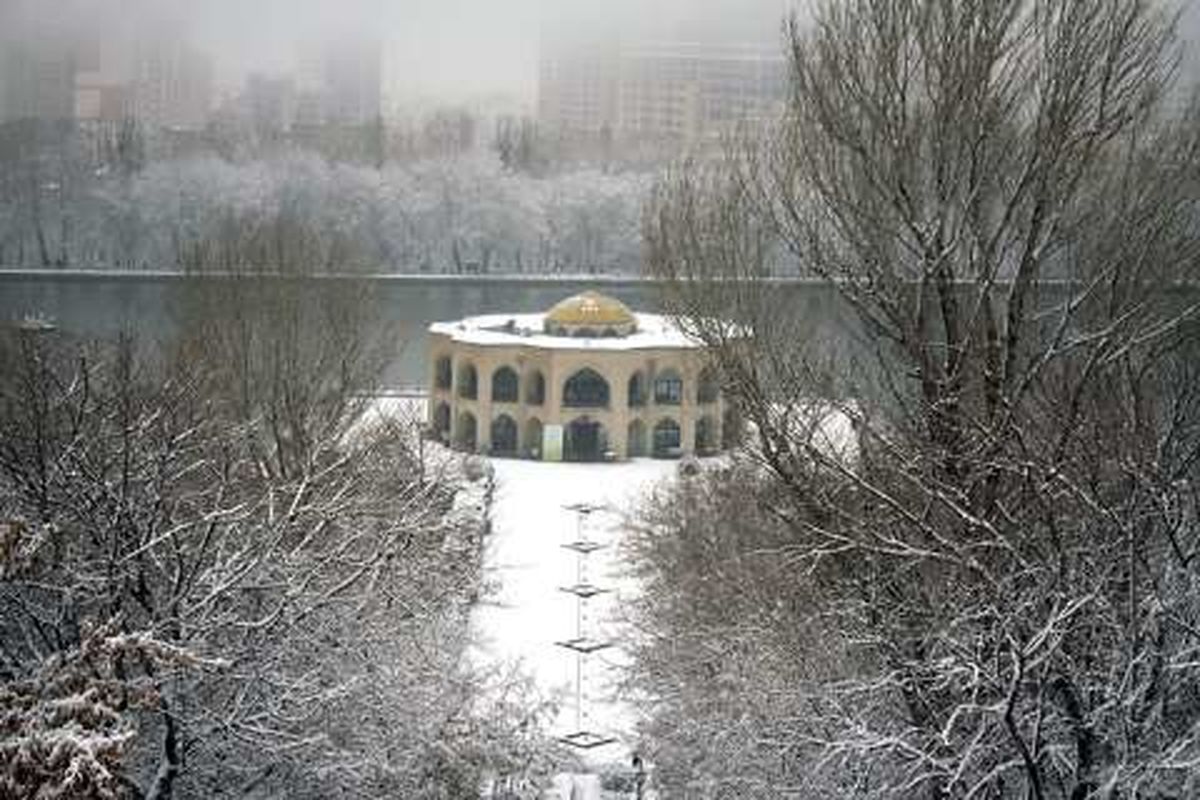 برف پائیزی سیمای کلانشهر تبریز را زمستانی کرد