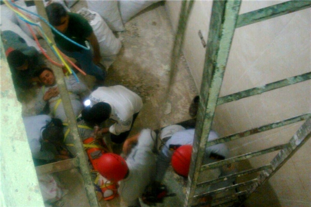 نجات ۲ کارگر نصاب آسانسور در یاسوج