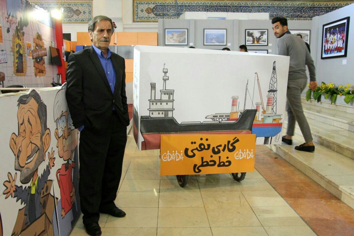 بدل احمدی نژاد با دکل نفتی به نمایشگاه رفت/ ببینید