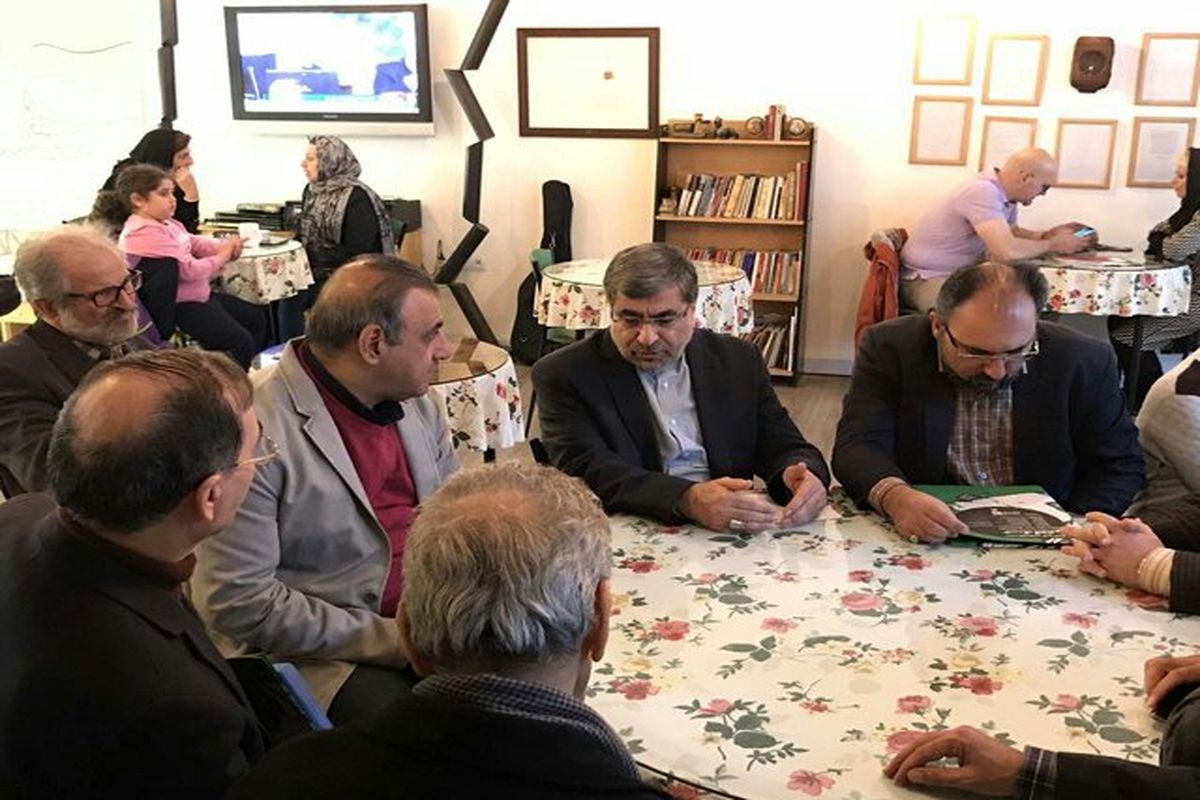 بازدید وزیر فرهنگ و ارشاد پیشین و احمد مسجدجامعی از کتاب فروشی ها و نشریات