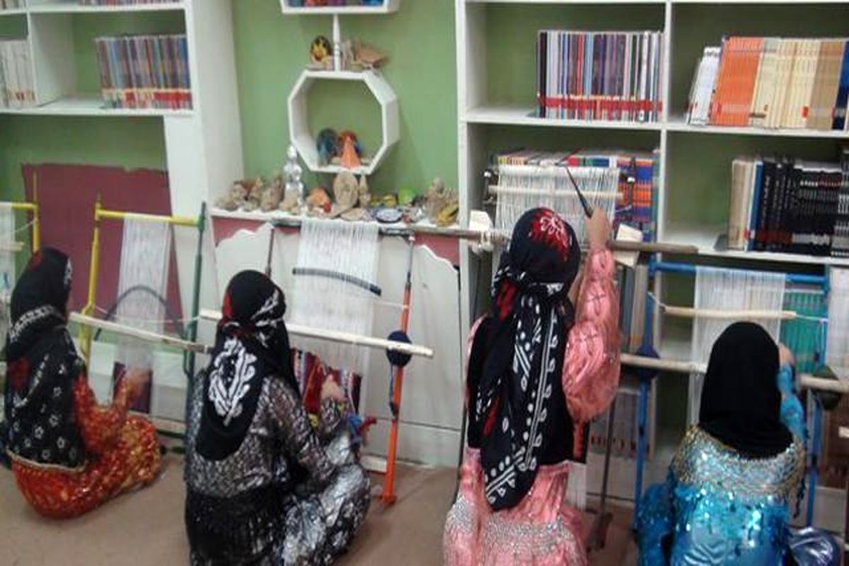 کلاس های آموزشی صنایع دستی در مرکز جوانان هلال احمر شهرستان مهران برگزارشد