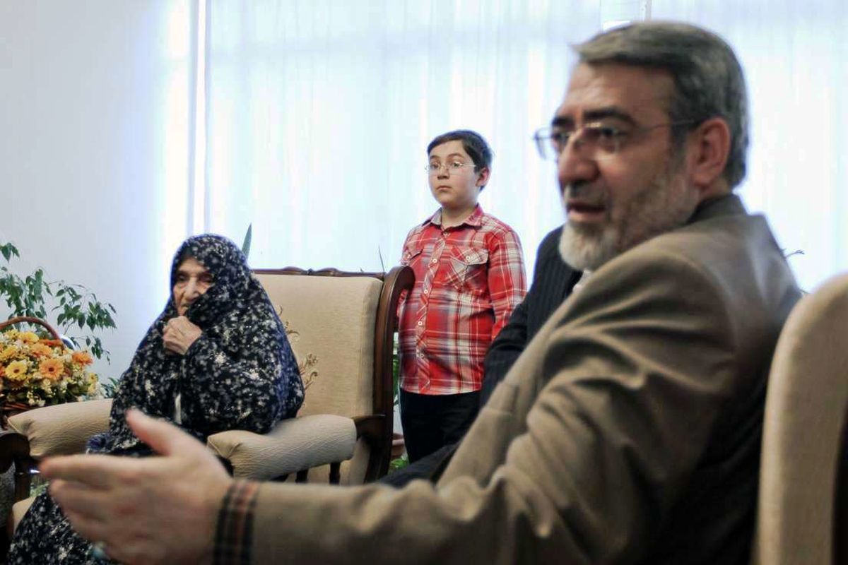 وزیر کشور و استاندار تهران با خانواده شهید اهل تسنن علی سرحدی دیدار کردند
