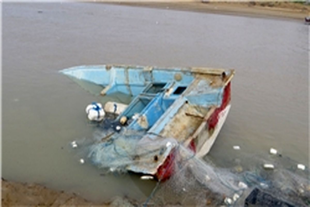 نجات ۳ نفر از سرنشینان یک فروند قایق صیادی در آب‌های دریای عمان