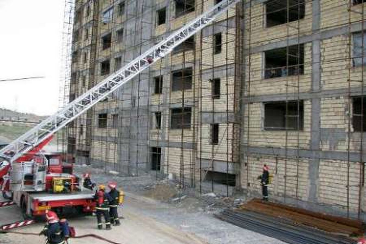 رزمایش امداد و نجات نیروهای آتش نشانی سه ایستگاه شهر اراک برگزار شد