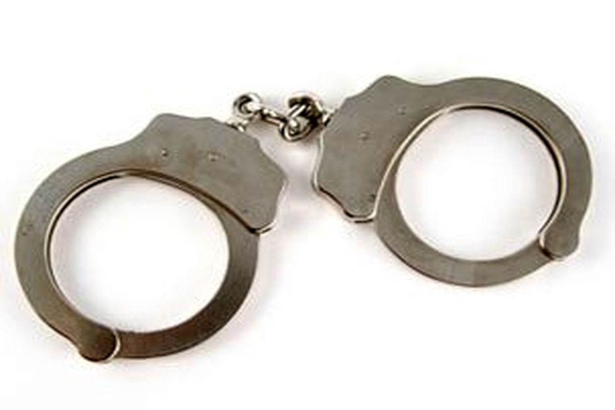 دستبند پلیس کهنوج بر دستان سارق منازل با ۷ فقره سرقت