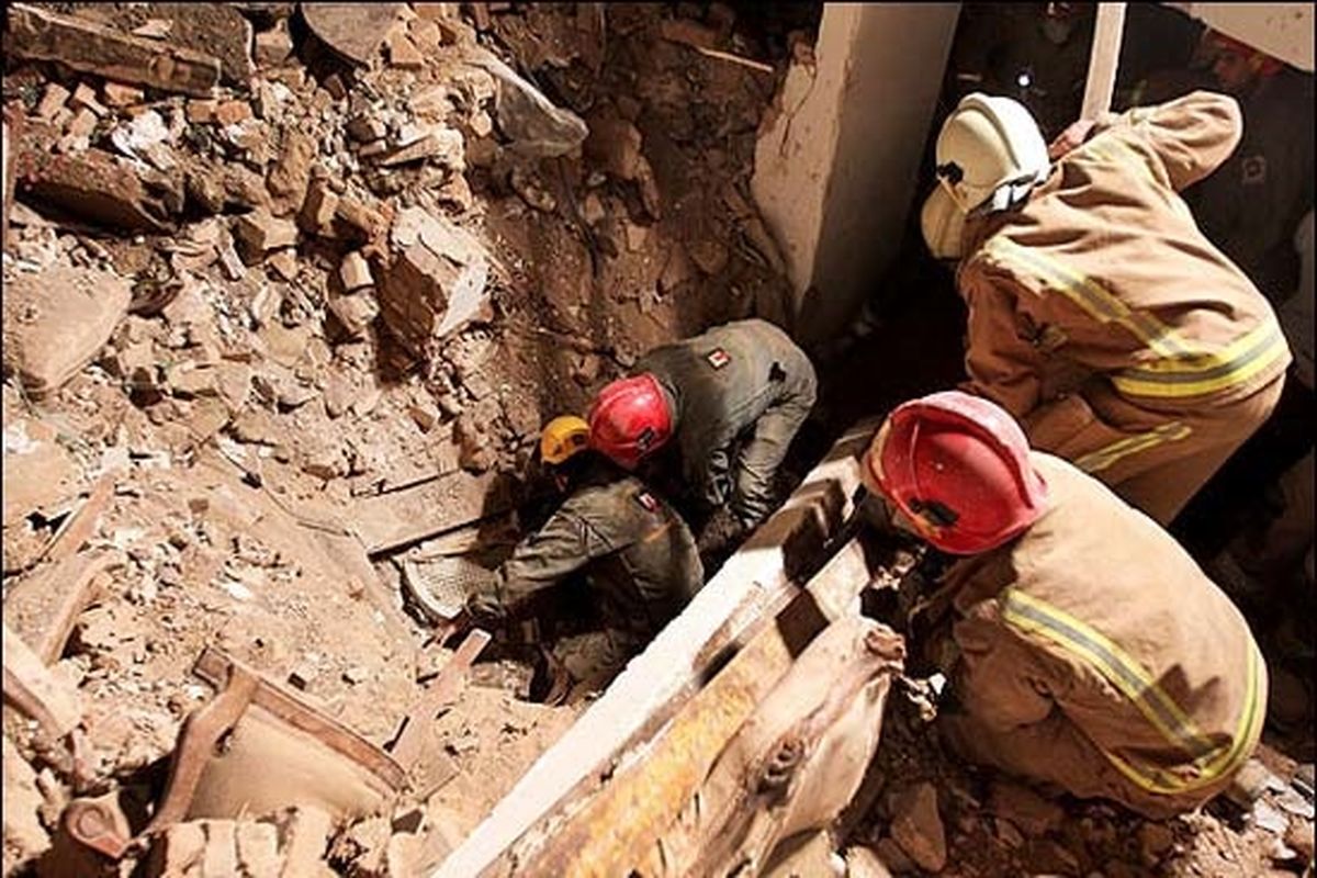 تخریب ساختمان در خیابان مولوی/ نجات جوان ۳۰ ساله از زیر آوار