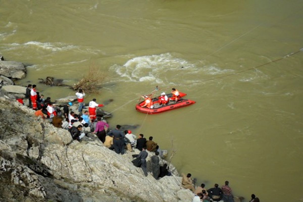 سقوط یک خانواده به رودخانه