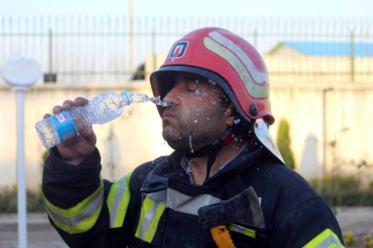 آتش گرفتن یک مخزن مالچ در حمیدیه خوزستان