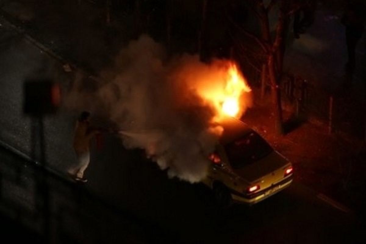 آتش زدن یک تاکسی توسط اغتشاشگران در میدان فردوسی