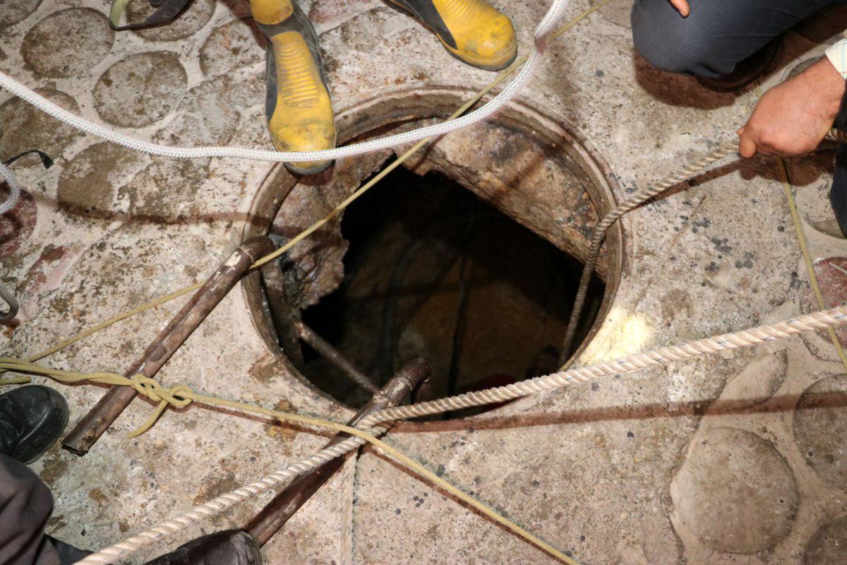 نجات زن ۴۲ ساله از عمق چاه ۱۰متری در کرج