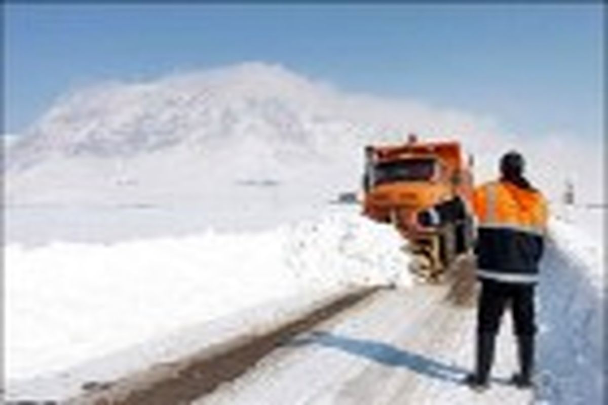 برف روبی ۴۱۰۰ کیلومتر از محورهای شهرستان شازند