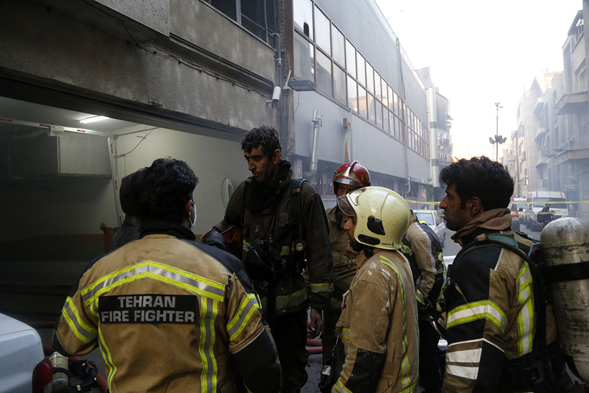 آتش سوزی در ساختمان  برق وزارت نیرو ادامه دارد/ در تلاش هستیم با انتقال دود حرارت را تا حد ممکن پایین بیاوریم