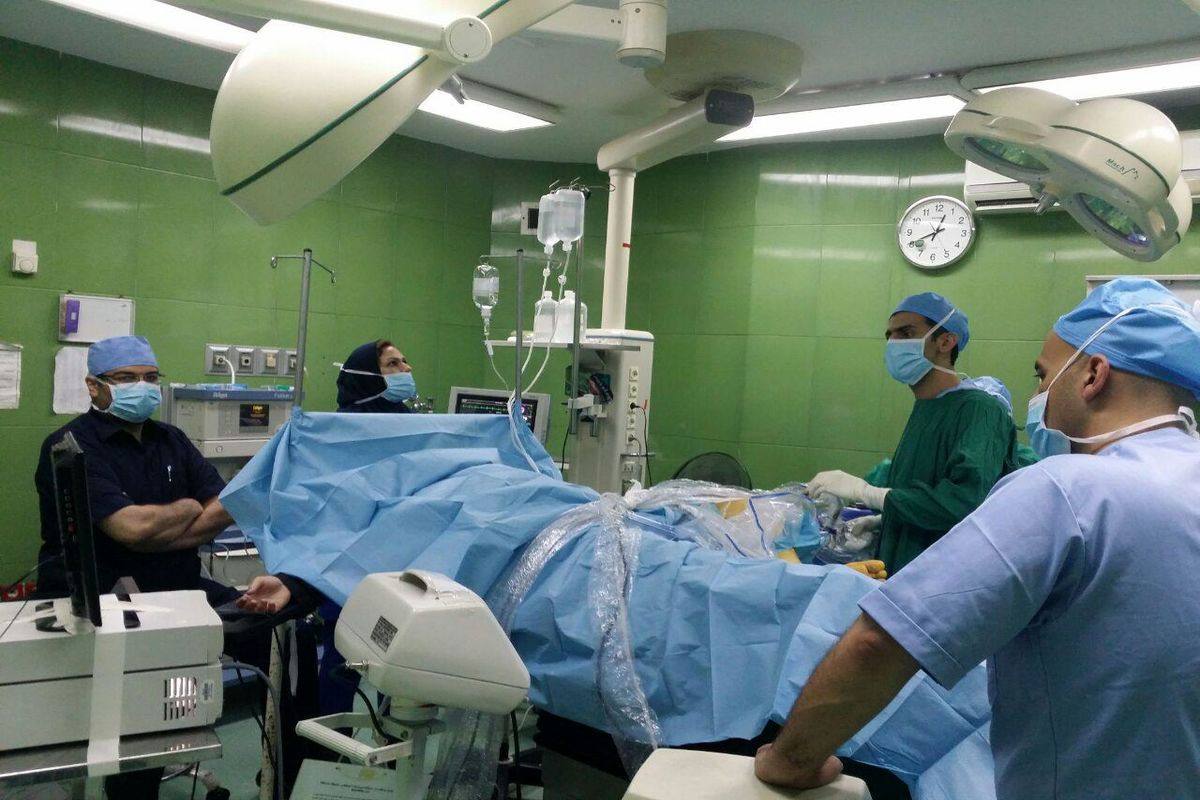 بیش از ۹۰ درصد هزینه‌ جراحی زانو بر عهده دولت است / بیمارستان‌ها در پرداخت کارانه پزشکان و کارمندان با تاخیر چندین ماهه مواجه هستند
