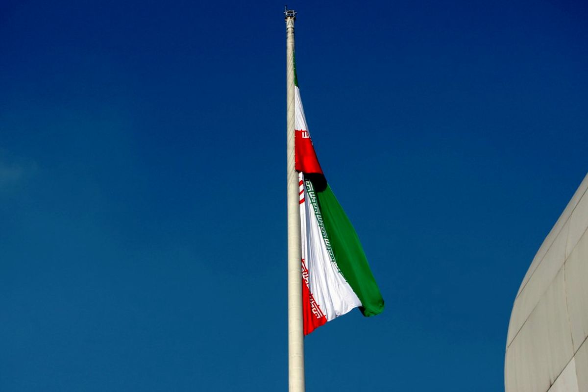 برافراشتن بزرگترین پرچم جمهوری اسلامی ایران در باغ موزه دفاع مقدس/ ببینید