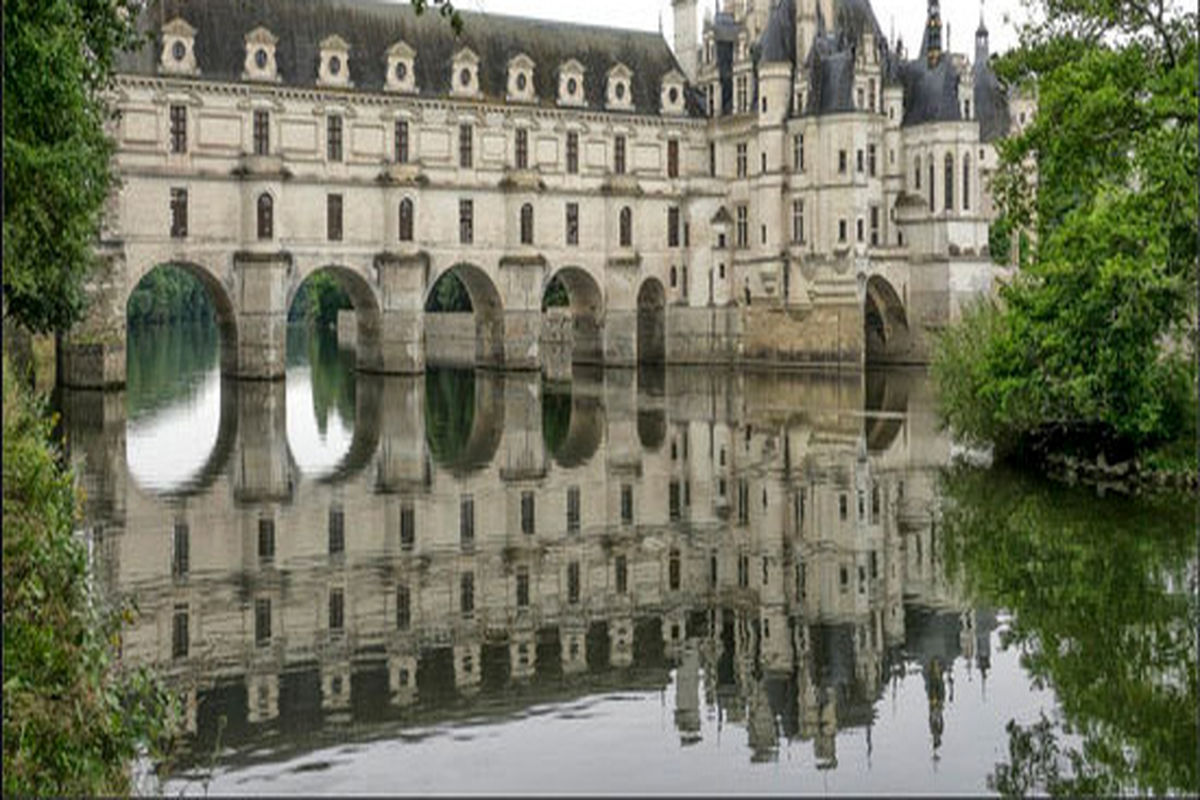 کاخ عجیبی که روی آب بنا شده است