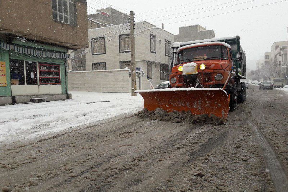 عملیات برف روبی در سطح شهر قزوین ادامه دارد