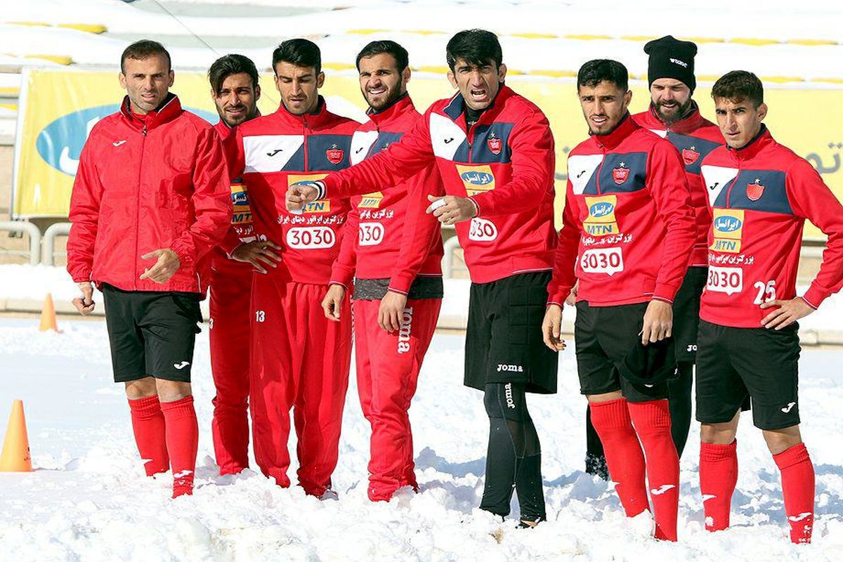 تمرین قرمزهای برفی در ورزشگاه شهید کاظمی/ ببینید