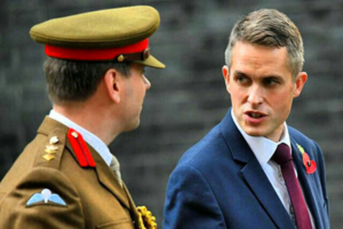وزیر دفاع انگلیس به فاش کردن اسرار نظامی کشورش متهم شد