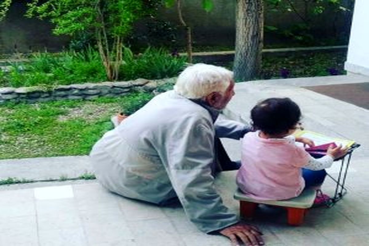 دختر مهناز افشار در کنار پدربزرگش